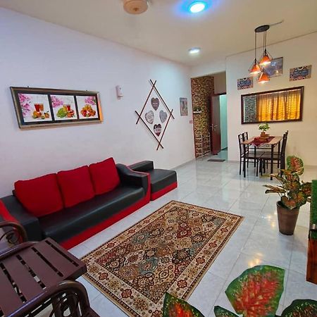 Homestay Camelia Kuala Terengganu - Rafflesia House Bagian luar foto