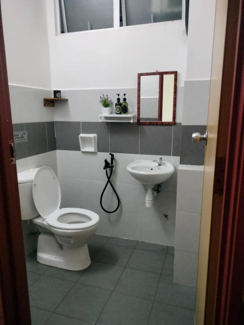 Homestay Camelia Kuala Terengganu - Rafflesia House Bagian luar foto