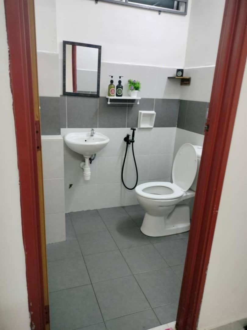 Homestay Camelia Kuala Terengganu - Rafflesia House Bagian luar foto