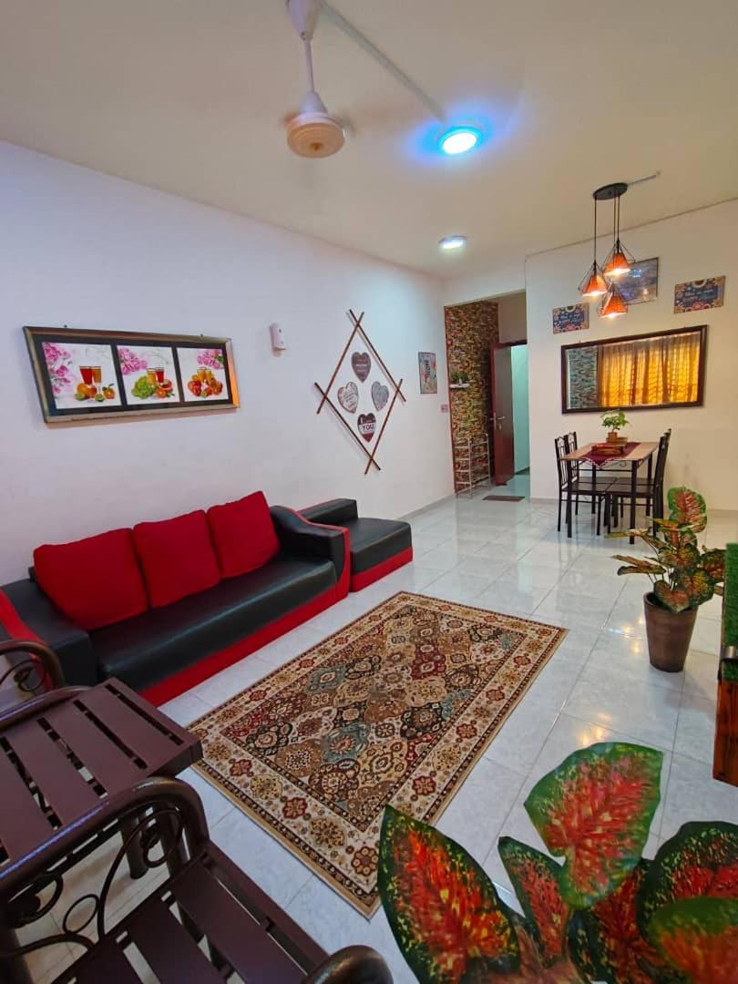 Homestay Camelia Kuala Terengganu - Rafflesia House Bagian luar foto